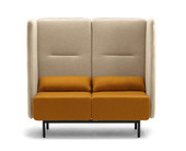 2-Sitzer Sofa mit hohen gepolsterten Seiten- und Rückenpaneelen  ·  Stahlgestell Schwarz
  ·  Bezug Fenice 102, 502